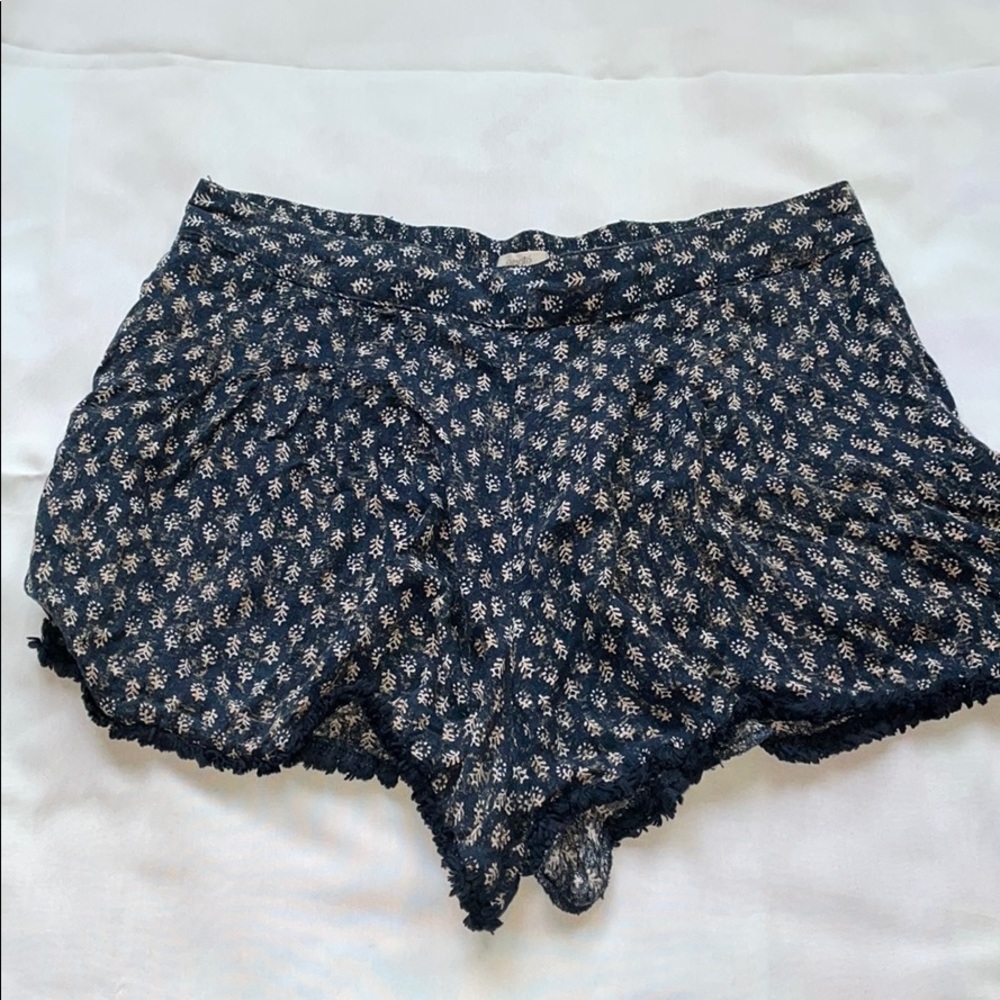 Ecoté floral navy blue shorts